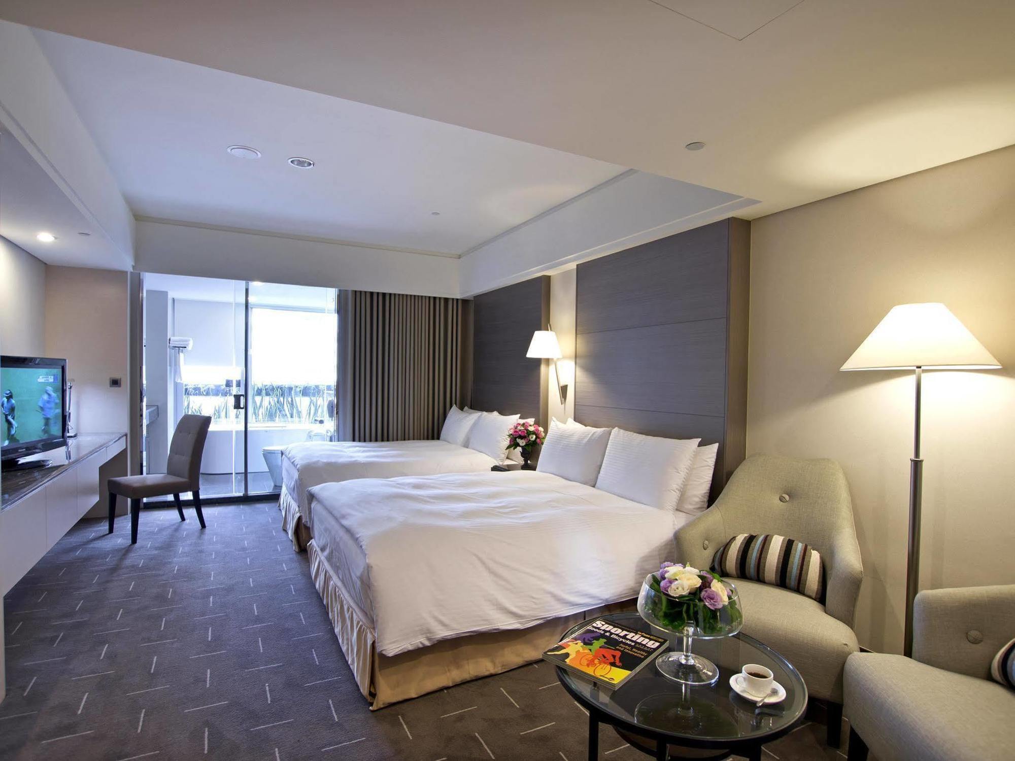 Check Inn Select Taichung Dadun Exterior foto